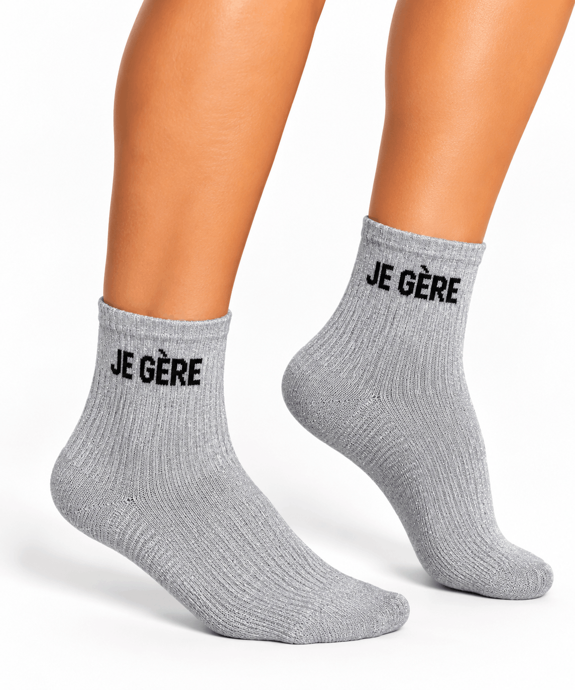 Chaussettes "je gère" à paillettes grises portées