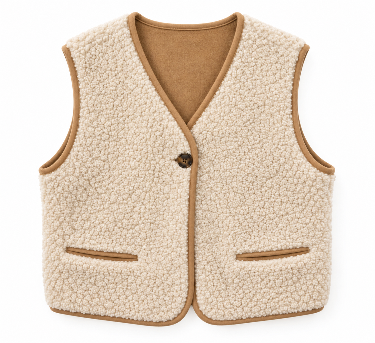 Gilet sans manches réversible femme crème à plat, côté bouclé avec liseré camel et un bouton, deux poches, fond blanc